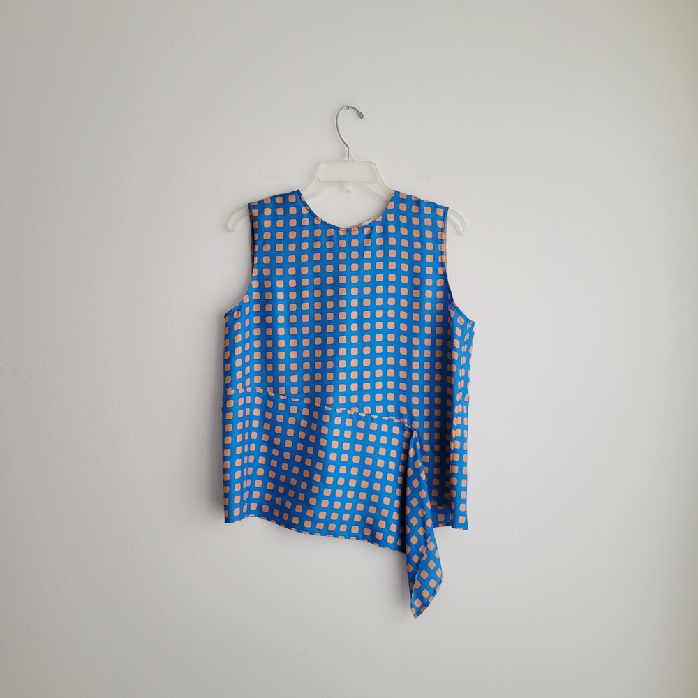 NWT Diane Von Furstenberg Blue Mura Tile Silk Sleeveless Ruffle Front Blouse